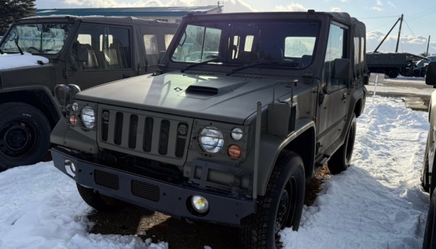 El Ministerio de Defensa de Japón entrega seis vehículos más a Ucrania