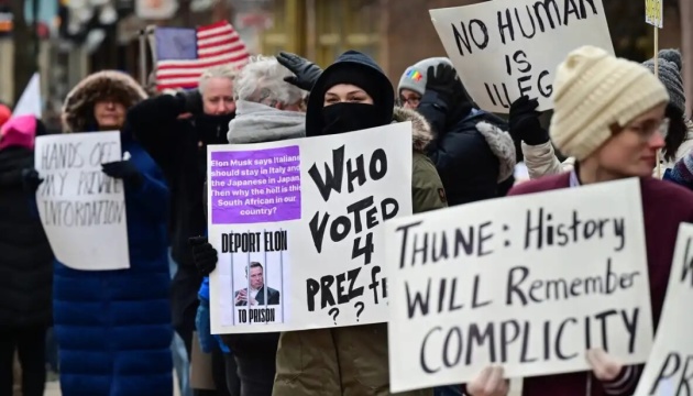 У США тисячі людей вийшли на протести проти політики Трампа та Маска