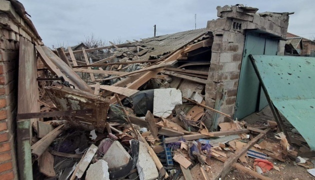 Edificios residenciales en el distrito de Nikopol dañados por el bombardeo ruso, una persona herida