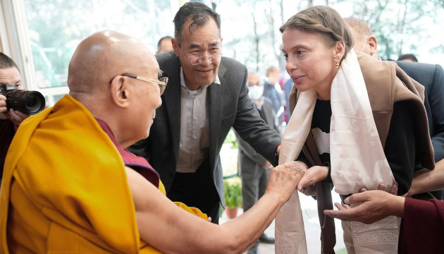 Ірена Карпа зустрілася із Далай-ламою і подарувала йому прикрасу з літерою «Ї»
