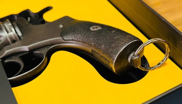 Перший аукціон старовинної зброї: Укрпошта продала  «Наган» за ₴36 тисяч