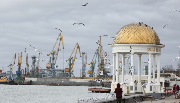 Invasores utilizan el puerto de Berdyansk para exportar el grano saqueado