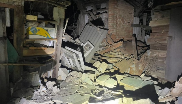 Загарбники уночі двічі били по Нікополю та Червоногригорівській громаді, пошкоджені будинки та газогін