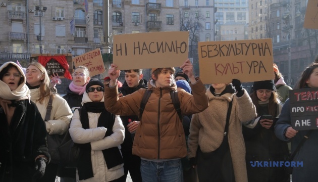 У Києві вимагають відсторонити художнього керівника Молодого театру, звинуваченого у домаганнях