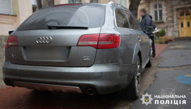 В Одесі затримали чоловіка, який продавав гуманітарні автівки для військових