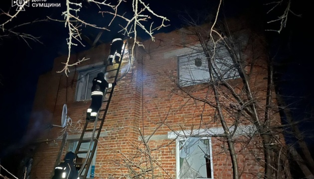 На Сумщині вночі рятувальники тричі гасили пожежі, які виникли через російські удари На Сумщині вночі рятувальники тричі гасили пожежі, які виникли через російські удари