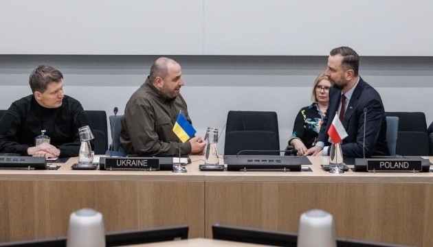 Важка бронетехніка, ППО, дрони і снаряди: міністри оборони України та Польщі обговорили спільні проєкти Важка бронетехніка, ППО, дрони і снаряди: міністри оборони України та Польщі обговорили спільні проєкти
