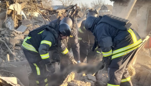 Guerre en Ukraine : Trois morts et huit blessés dans des bombardements russes sur la région de Donetsk 