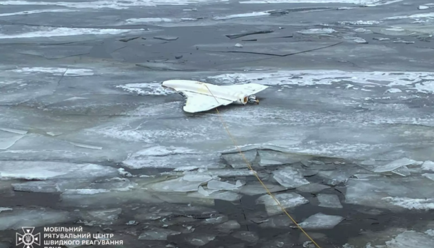 На Київщині на льоду водойми знайшли залишки російського дрона