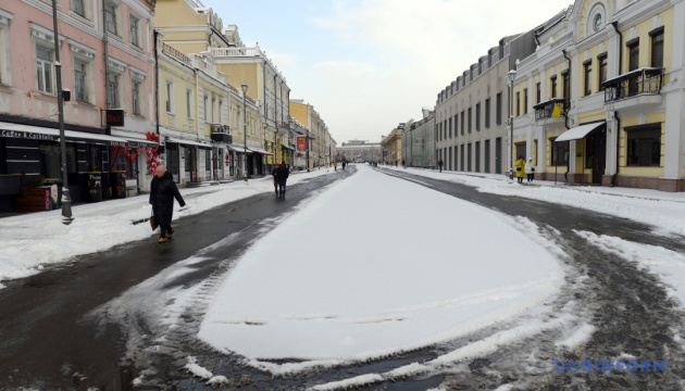 У середу в Україні прогнозують сніг та дощ, подекуди ожеледиця