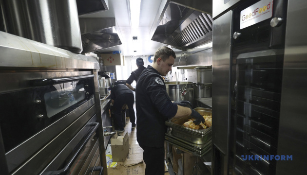У прифронтових районах Харківщини працює мобільна волонтерська кухня Food Truck