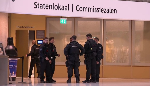 У будівлі парламенту Нідерландів затримали чоловіка з холодною зброєю
