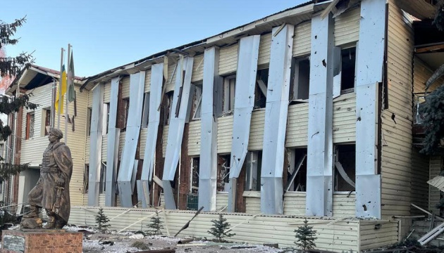 Війська РФ вранці вдарили КАБами по Золочеву на Харківщині Війська РФ вранці вдарили КАБами по Золочеву на Харківщині