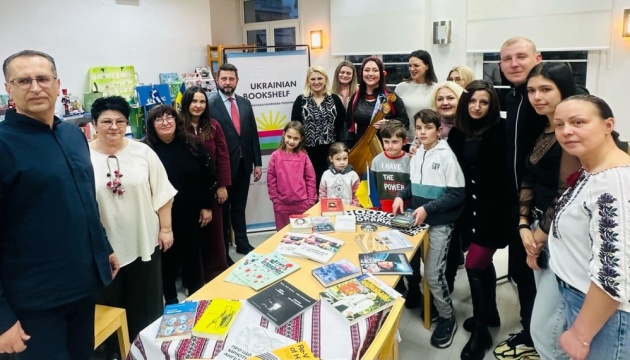 У грецькому місті Катеріні відкрили «Українську книжкову поличку» У грецькому місті Катеріні відкрили «Українську книжкову поличку»
