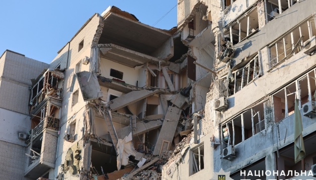 ロシア軍、ウクライナ南部ヘルソンの集合住宅を空爆　６名負傷