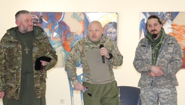 У Києві відкрилася виставка «Митці на фронті» У Києві відкрилася виставка «Митці на фронті»