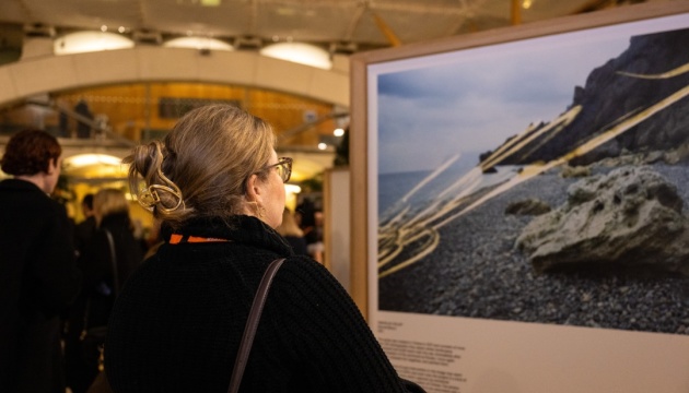 У британському парламенті представили виставку «HOME: Ukrainian Photography, UK Words» 