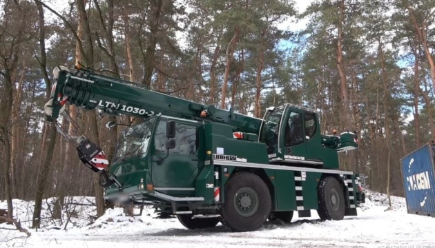 Німеччина передала українським прикордонникам всюдихідний кран