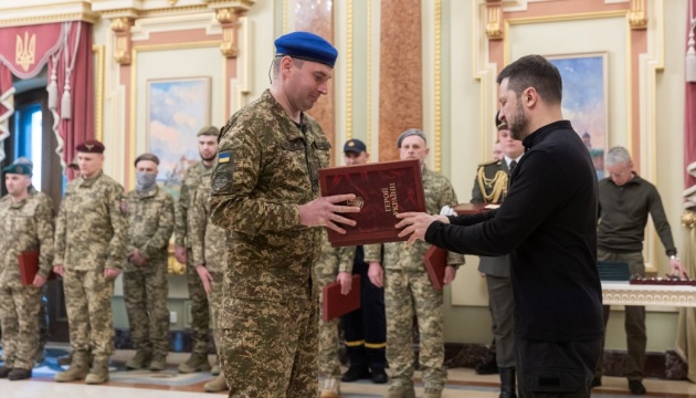 Зеленський вручив захисникам України державні нагороди Зеленський вручив захисникам України державні нагороди