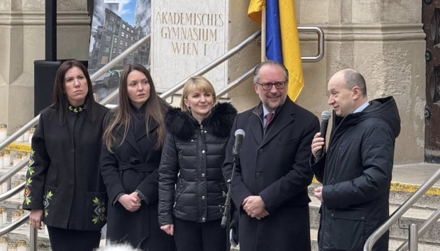 Канцлер Австрії вшанував у Відні пам`ять загиблих українських захисників Канцлер Австрії вшанував у Відні пам`ять загиблих українських захисників