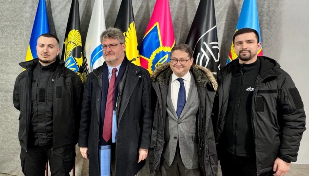Уповноважений президента Франції відвідав українське підприємство з виготовлення далекобійної зброї Уповноважений президента Франції відвідав українське підприємство з виготовлення далекобійної зброї