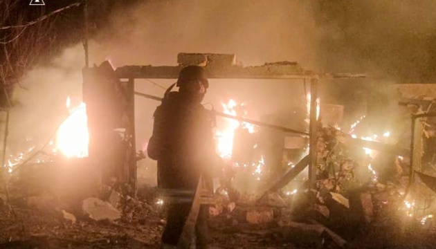 Загарбники вночі обстріляли Херсон: є загиблий і руйнування Загарбники вночі обстріляли Херсон: є загиблий і руйнування