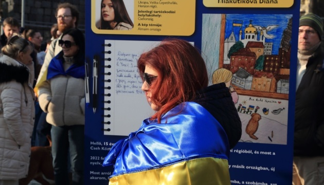 У Будапешті проходить виставка дитячих малюнків та есе «Обличчя української мрії» У Будапешті проходить виставка дитячих малюнків та есе «Обличчя української мрії»