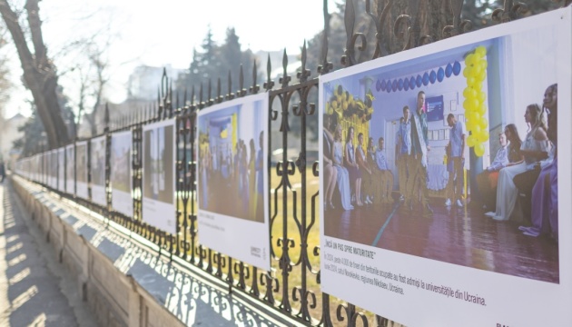 У Кишиневі просто неба відкрилася фотовиставка «Освіта під час окупації»