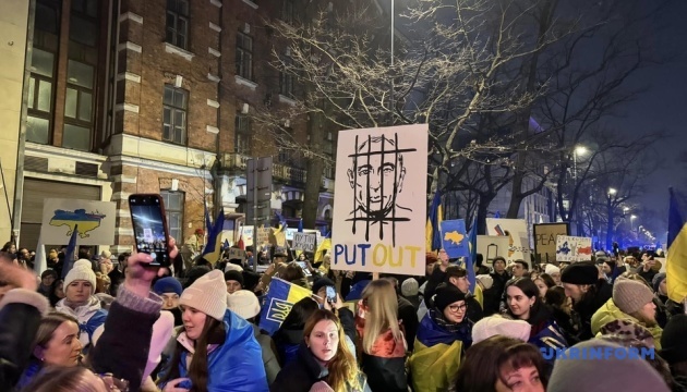 „Dziękujemy, Ukraino!”: Tysiące osób wzięło udział w wiecu solidarności z Ukrainą w Warszawie „Dziękujemy, Ukraino!”: Tysiące osób wzięło udział w wiecu solidarności z Ukrainą w Warszawie