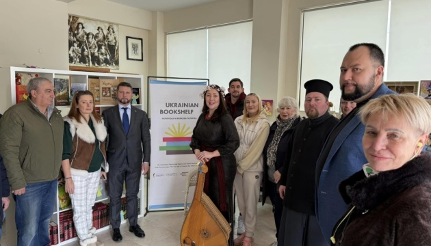 «Українську книжкову поличку» відкрили у волонтерському центрі у Греції «Українську книжкову поличку» відкрили у волонтерському центрі у Греції