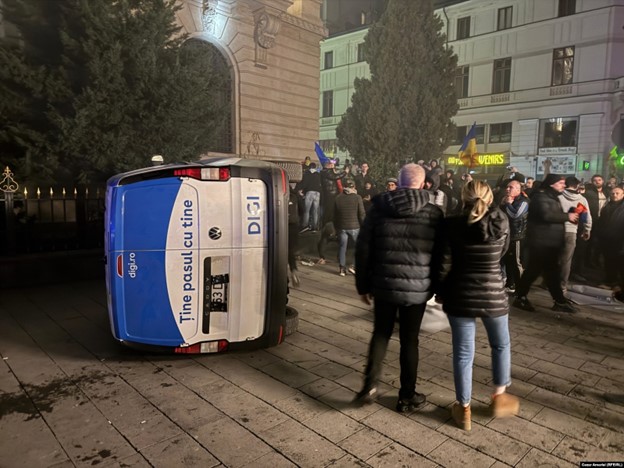 Біля ЦВК Румунії спалахнули протести після відмови в реєстрації Джорджеску