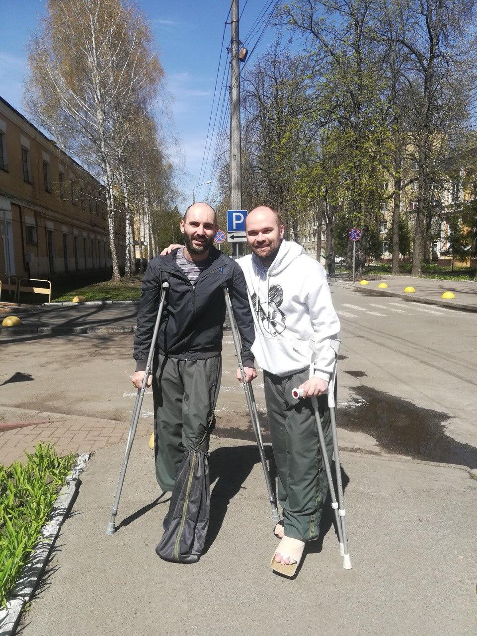 Іван Пепеляшко та Олексій Чиж через кілька тижнів після російського полону, 2022 р. Іван Пепеляшко та Олексій Чиж через кілька тижнів після російського полону, 2022 р.