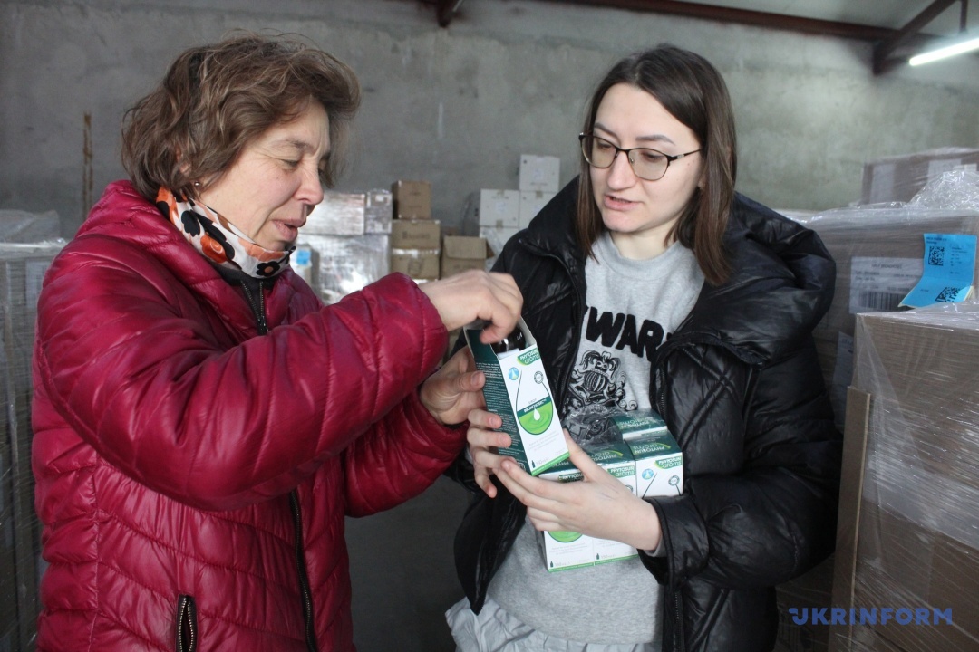 Волонтери на складі вивчають вміст іноземних медпрепаратів за допомогою гугл-транслейту та за діючою речовиною