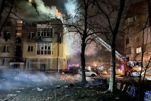 У чернігівській п'ятиповерхівці через влучання дрона частково зруйновані два поверхи
