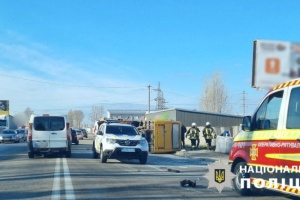 Під Києвом внаслідок ДТП перекинулася маршрутка, є постраждалі