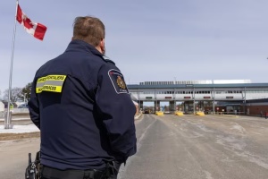 Канадці стали суттєво менше їздити до США на тлі торговельної війни