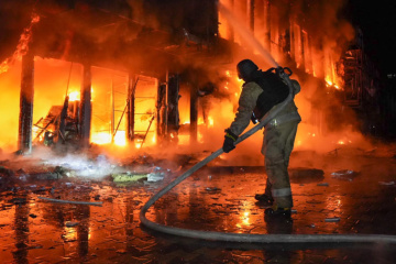 Guerre en Ukraine : Trois adolescents blessés, un centre commercial et des magasins ravagés par le feu après une attaque massive russe sur Odessa 