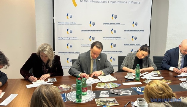 У Відні іноземні дипломати долучилися до кампанії «Листи до вільного Криму» У Відні іноземні дипломати долучилися до кампанії «Листи до вільного Криму»