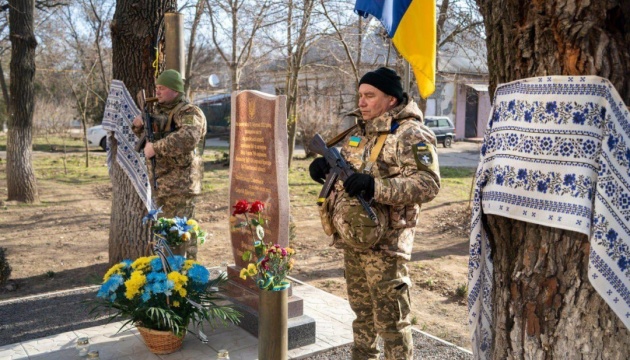 У Херсоні вшанували пам'ять тероборонівців, які загинули у Бузковому парку У Херсоні вшанували пам'ять тероборонівців, які загинули у Бузковому парку