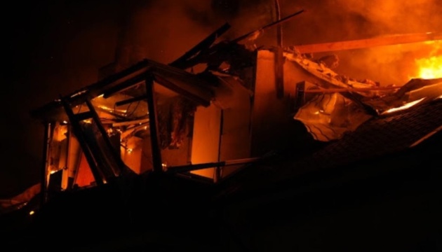 Російський дрон влучив у багатоповерхівку в Запоріжжі Російський дрон влучив у багатоповерхівку в Запоріжжі