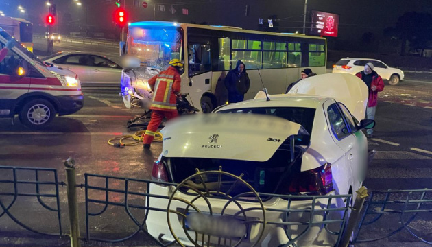 У Києві сталася смертельна ДТП за участю маршрутки та легкового авто У Києві сталася смертельна ДТП за участю маршрутки та легкового авто