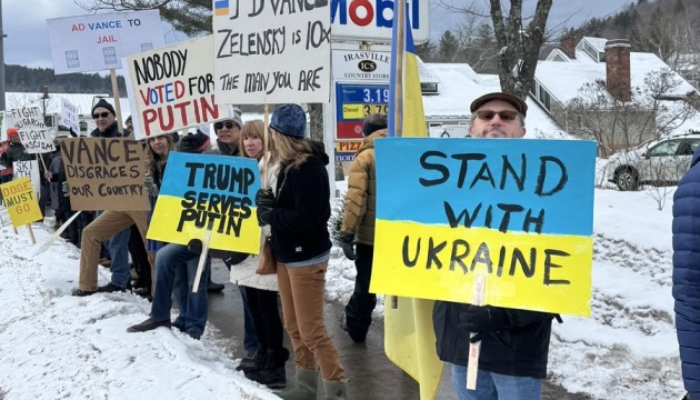 «Їдь кататися в Росію»: на лижному курорті Венса зустріли сотні проукраїнських протестувальників «Їдь кататися в Росію»: на лижному курорті Венса зустріли сотні проукраїнських протестувальників