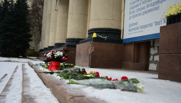 У Харкові вшанували пам'ять загиблих унаслідок ракетних ударів по будівлі ОДА 1 березня 2022 року У Харкові вшанували пам'ять загиблих унаслідок ракетних ударів по будівлі ОДА 1 березня 2022 року