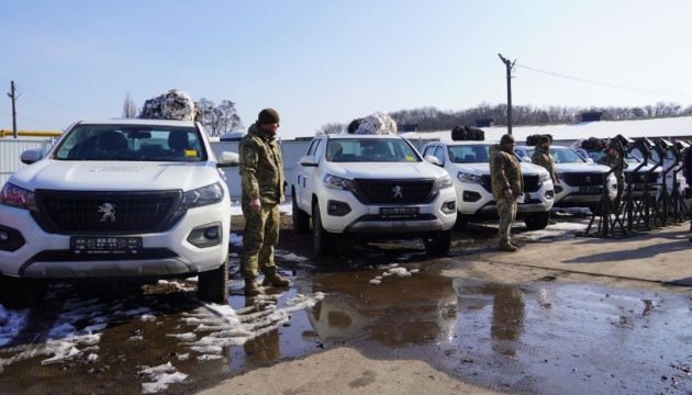 Захисники неба на Сумщині отримали 10 пікапів та комп’ютерну і цифрову техніку Захисники неба на Сумщині отримали 10 пікапів та комп’ютерну і цифрову техніку