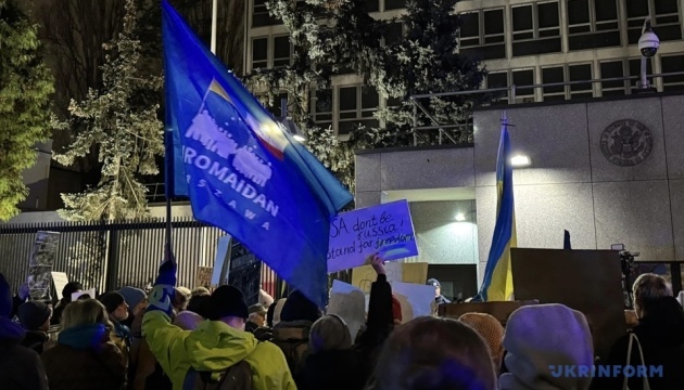 Akcja solidarności z Ukrainą zgromadziła setki osób w pobliżu Ambasady USA w Polsce

