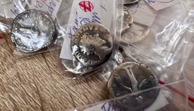 Заповіднику «Межибіж» передали римські денарії та навершя давнього списа Заповіднику «Межибіж» передали римські денарії та навершя давнього списа