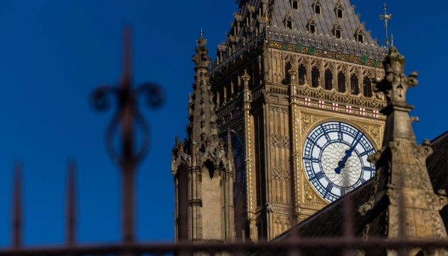 Російські дипломати під час екскурсії «заблукали» у закритій частині парламенту Британії - The Guardian