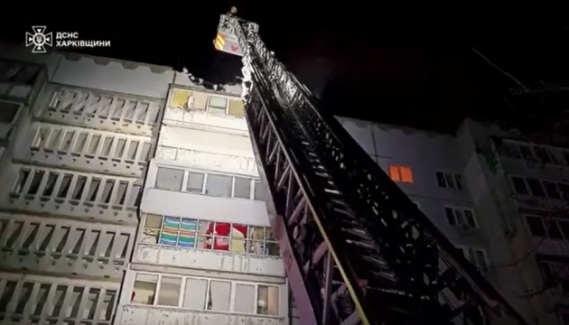 У Харкові - двоє постраждалих від удару дрона по багатоповерхівці, мешканців евакуюють