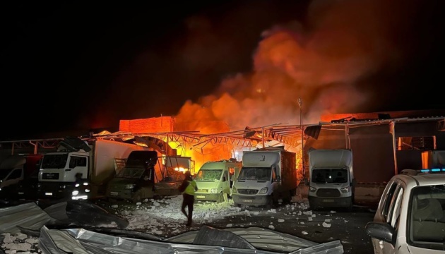 У Сумах російські «Шахеди» знищили термінал Нової пошти У Сумах російські «Шахеди» знищили термінал Нової пошти