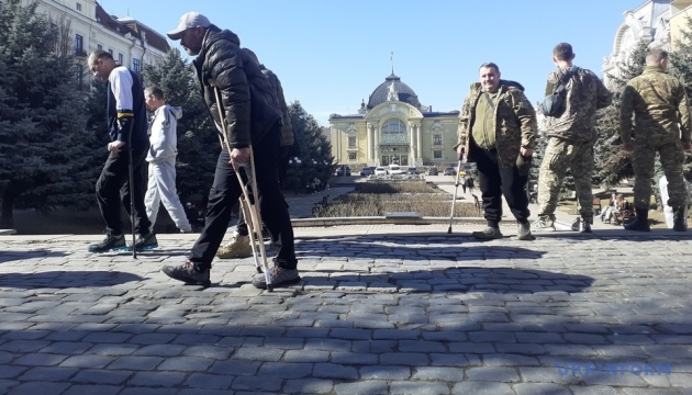 У Чернівцях для 30 військових із пораненнями організували виїзну екскурсію містом